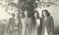 4_ladies.jpg (103950 bytes)