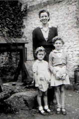 glenys_&_jennifer_field_Cock_st_c1951.jpg (632739 bytes)