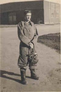 Ron Vine  in flight kit - poss Feltwell.jpg (208222 bytes)