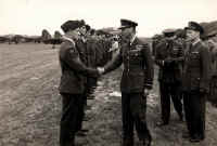 Ron  and Crew Meeting the King - 3rd from left.jpg (855647 bytes)