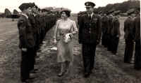 Ron and Crew with Queen Elizabeth - Queen Mum.jpg (743605 bytes)